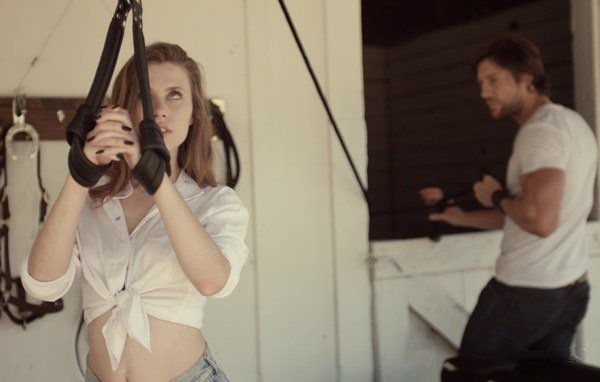 Деревенский мачо устроил девке улетный секс как в "50 оттенков серого"