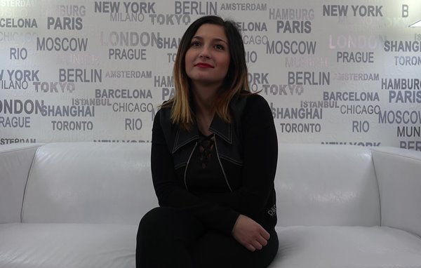 Милая няшка с классными титьками пробует стать ХХХ актрисой