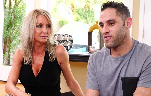 Вовремя зашел к другу...Сексуальная мамка друга предложила потрахаться